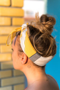 Bandana Frisuren. Dutt mit einem Bandana um die Stirn.
