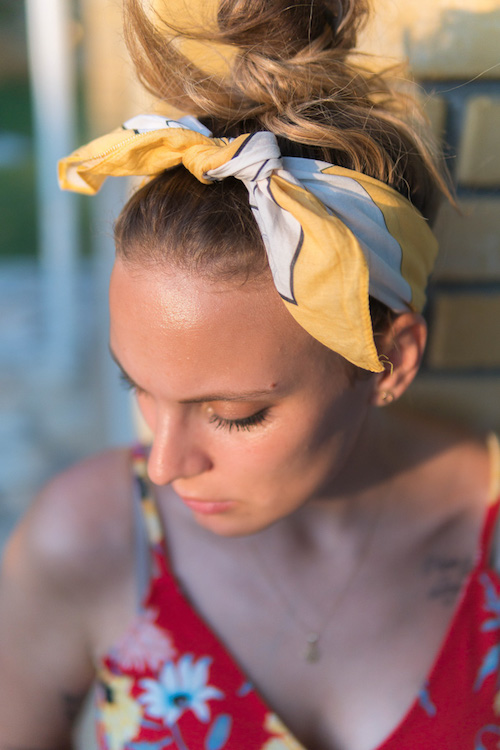 Bandana Frisuren. Dutt mit einem Bandana um die Stirn.