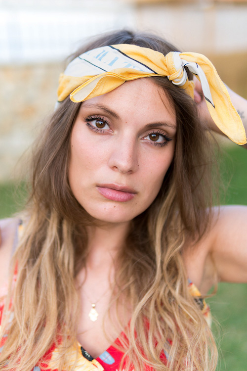 Bandana Frisuren. Offenes Haar und Bandana als Stirnband.