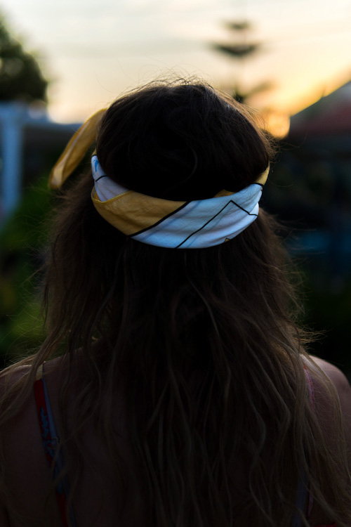 Bandana Frisuren. Offenes Haar und Bandana als Stirnband.