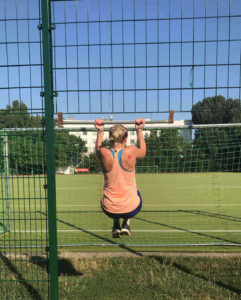 6 Wochen Challenge Frau macht Klimmzug