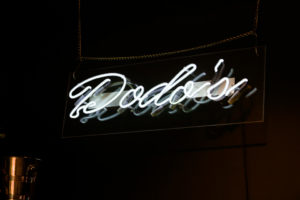Leuchtstofftafel von Dods's Blow Dry Bar. Der Ort für den perfekten Blow Out und Blow Dry.