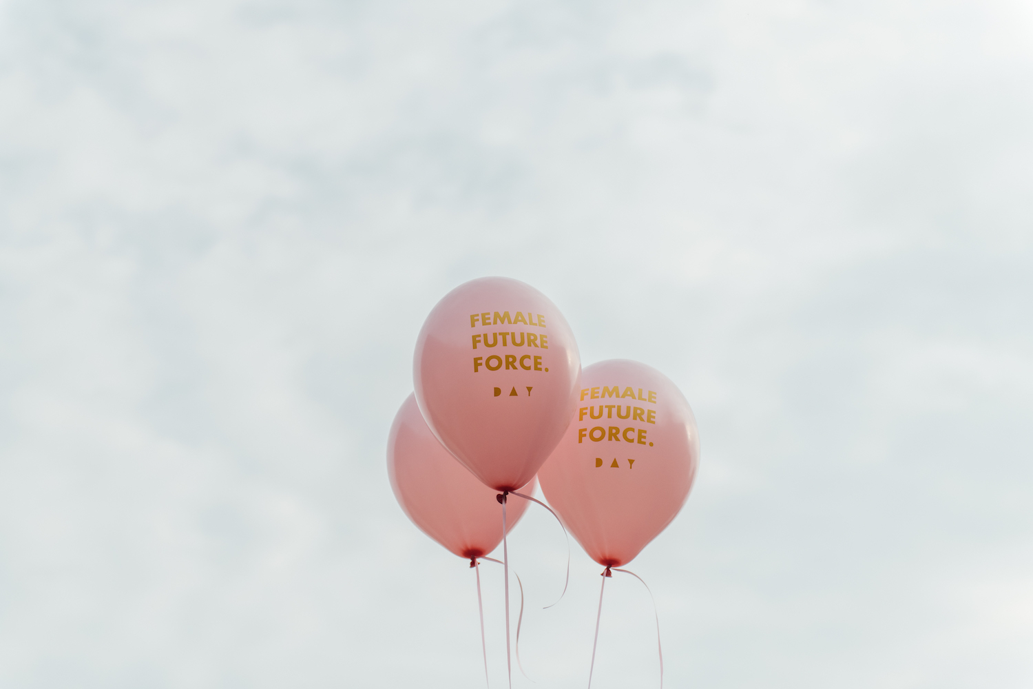 Ballons mit dem Female Future Force Day Logo