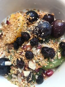 Muesli Schale mit frischem Obst und Superfood im Ruby Coco Duesseldorf