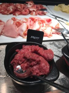 Mett und Wurst zum Fruehstueck im Ruby Coco