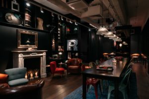 Sitzecke mit Kamin im Ruby Coco Lean Luxury Hotel