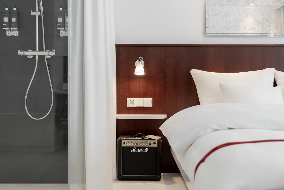 Detail Ansicht des Zimmers im Ruby Coco Hotel mit Dusche Verstaerker und Bett