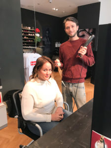 Jen beim Styling von Dominik Keller in Dodo's Blow Dry Bar.