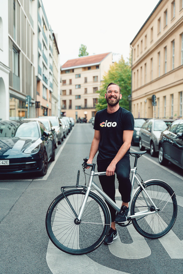 Wunderlist Mitgründer Jan Martin auf dem Fahrrad vor seinem Start-Up Büro Pitch