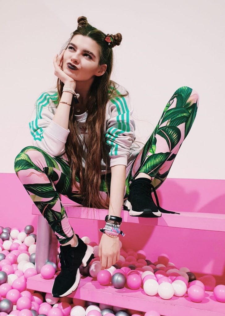 Klaudia Giez von GNTM in einem Adidas Outfit