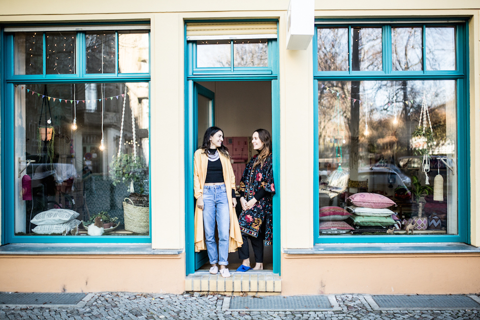 Die beiden Gruenderinnen des Nandi Berlin Leonie Arau und Vanessa Engelkes vor dem Laden