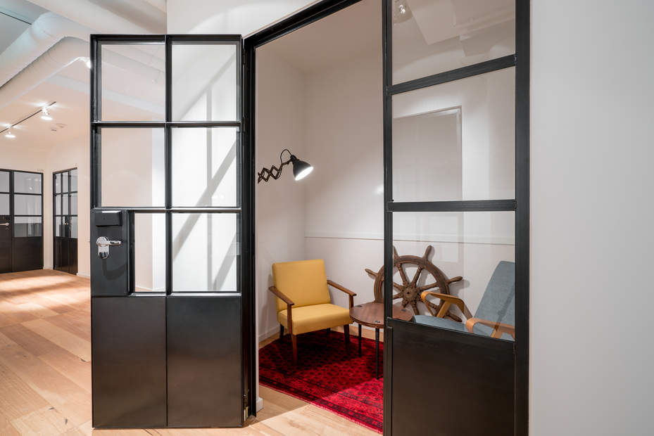 Einblick in die RUBY HANS WORKSPACES in Hamburg kleiner Meetingraum