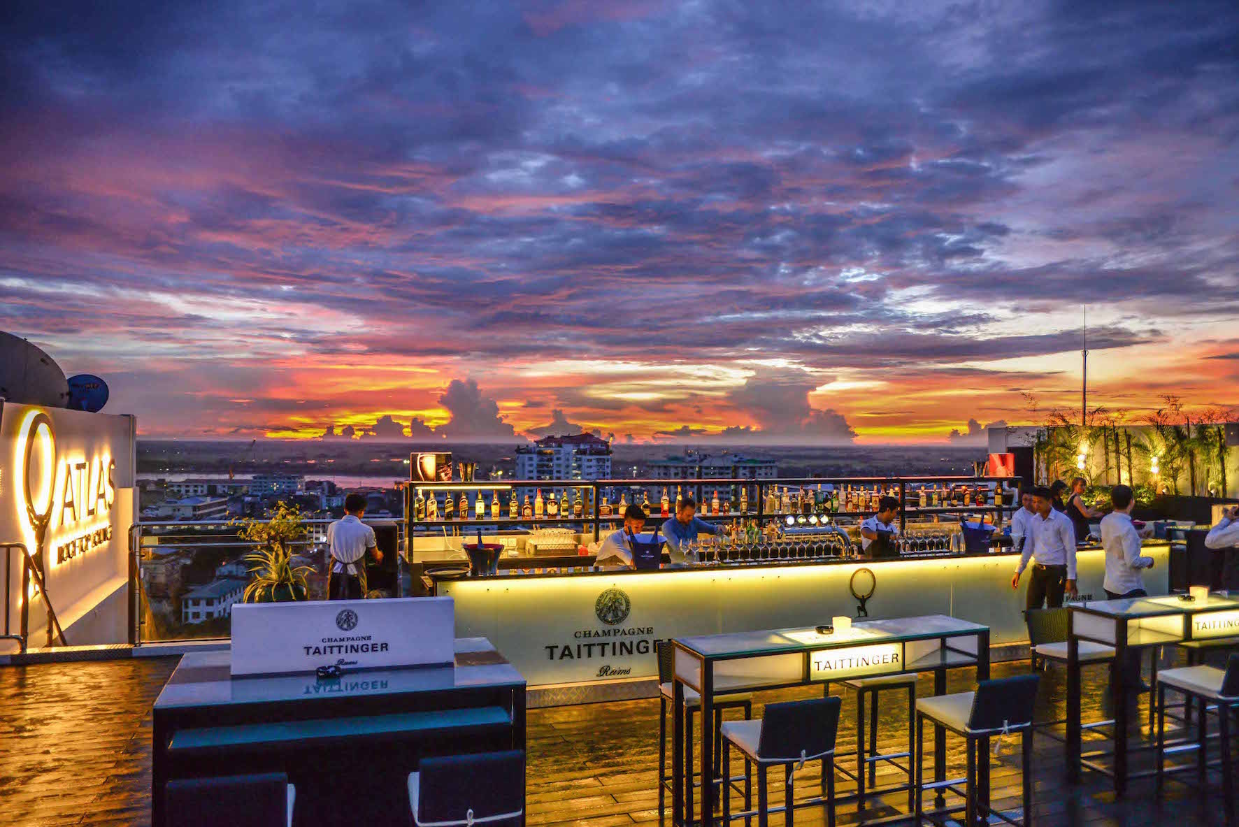 Ausblick auf die Bar und Himmel von der Atlas Rooftop Bar in Yangon