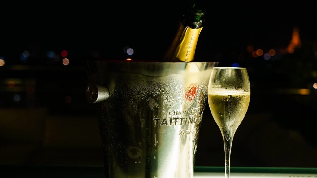 Flasche Taittinger Champagner in der Atlas Rooftop Bar in Yangon