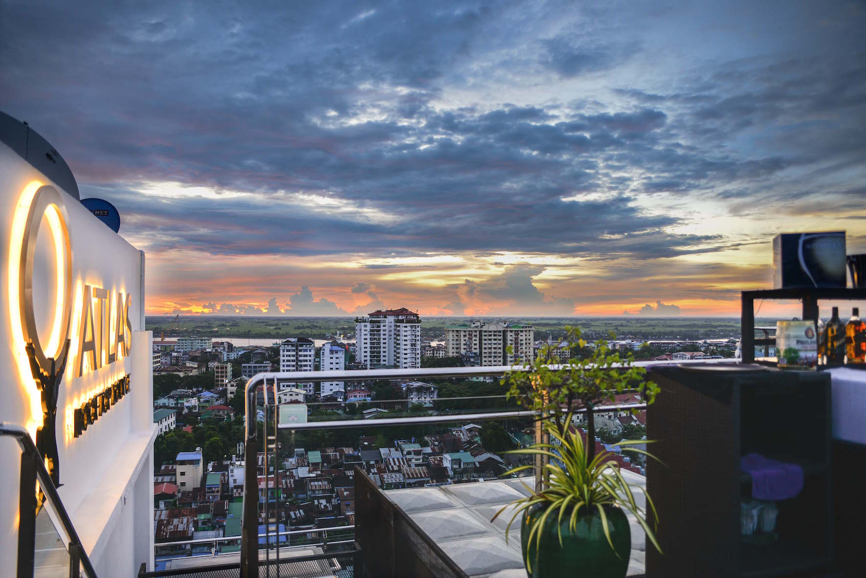 Daemmerung auf der Atlas Rooftop Bar in Yangon