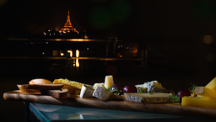 Kaeseplatte der Atlas Rooftop Bar mit Pagode im Hintergrund in Yangon