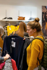 Eine Swap party auch Klamottentausch-Party genannant im Promod Store am Potsdamer Platz.