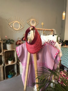 Rosa Sonnencap und Shirts im Nandi Store