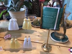 Ohrringe in weiss und hellgelb im Nandi Store