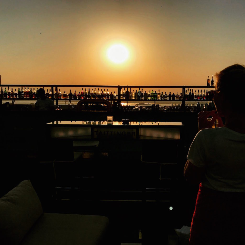 Hannah auf der Atlas Rooftop Bar beim Sonnenuntergang