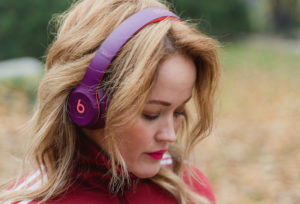 Ein Bild von Jen mit den Beats Solo 3 Wireless.