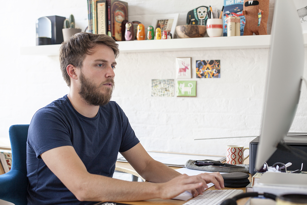 Illustrator Owen Davey am Computer bei der Arbeit