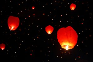 Chinesische Silvestertradition Laternen im Himmel
