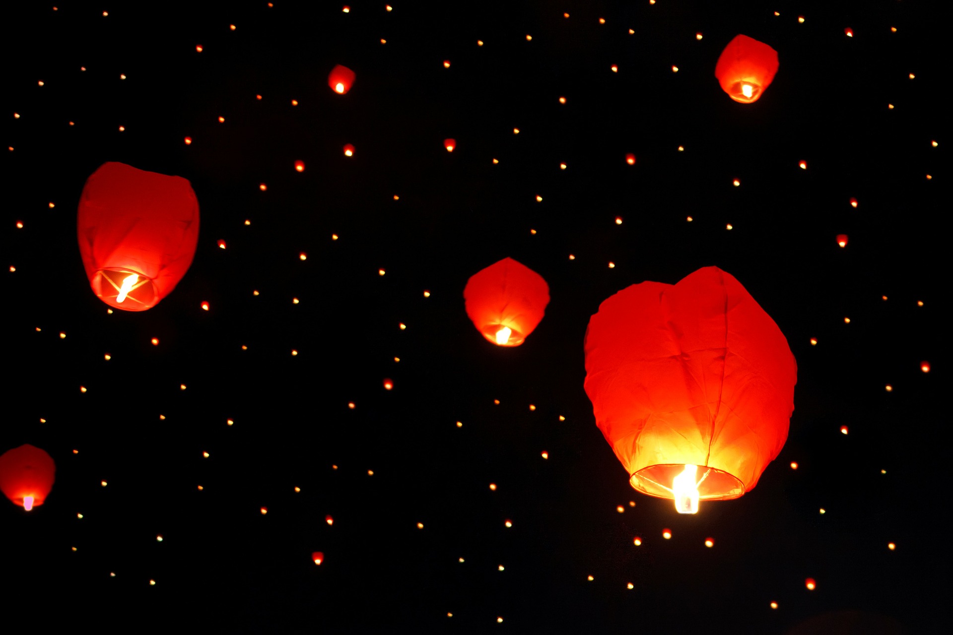 Chinesische Silvestertradition Laternen im Himmel