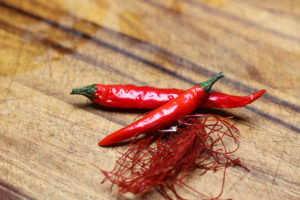 Zwei Chilis als aphrodisierende Lebensmittel für ein tolles Valentinstags-Rezept.