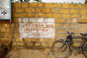 Ein Graffiti auf dem Steht Use Condom while intercourse