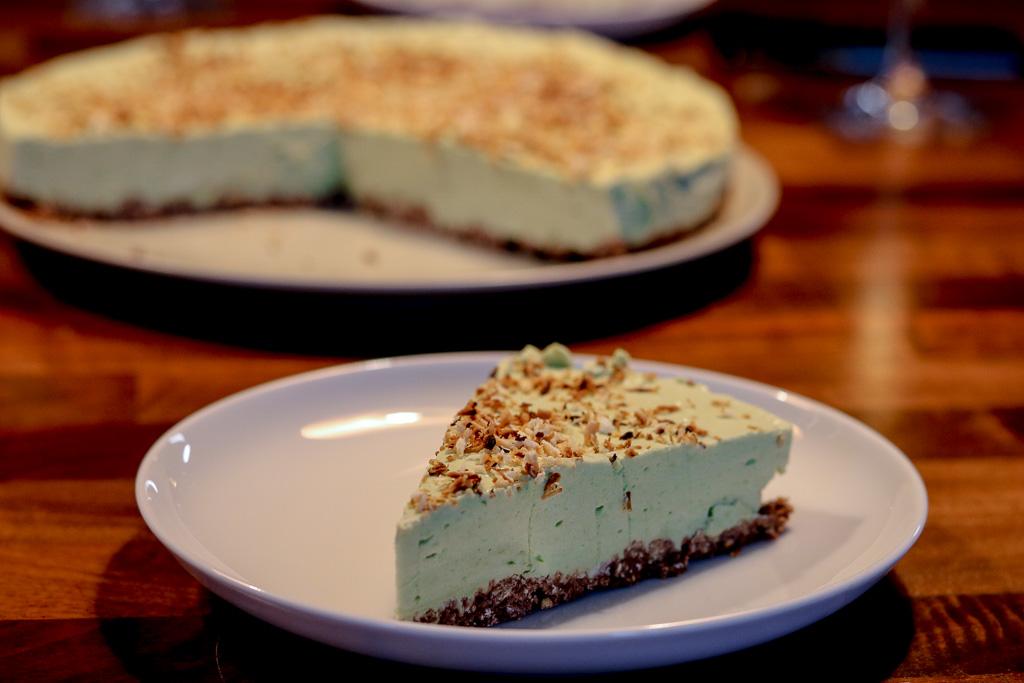 Der fertige Matcha Cheesecake und ein abgeschnittenes Stück.