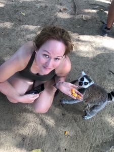 Redakteurin Jen und ein Lemur im Wildtierreservat Cheetah's Rock.