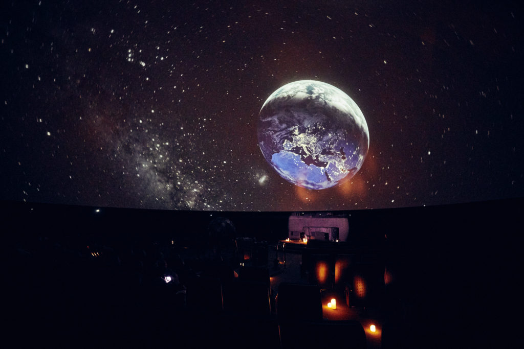 Mond im Zeiss-Großplanetarium in Prenzlauer Berg