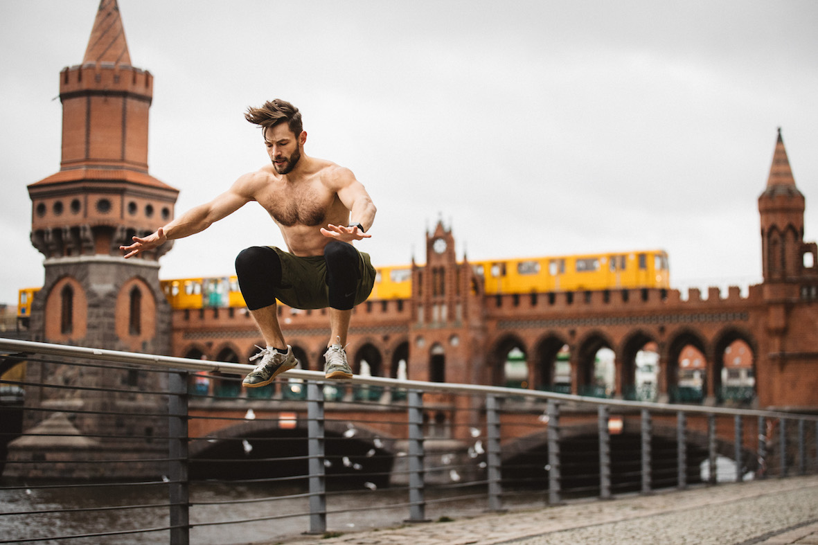 Hauptstadttrainer Erik Jäger springt im Hintergrund die Oberbaumbruecke