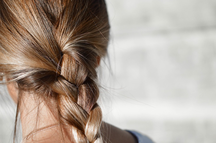 Gepflegtes Haar im Sommer. Ein Bild von einem Haartopf.