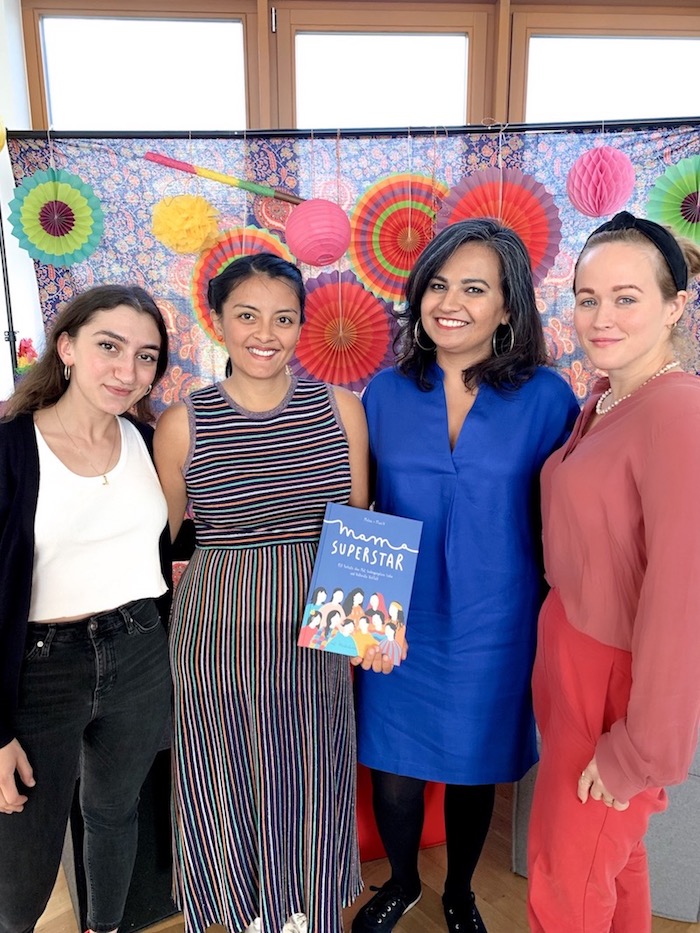 Migrant Mamas Gründerinnen Malik und Melissa mit ihrem Buch Mama Superstar.