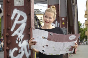 Berta Heide schaut laechelnd in ihre Berta Berlin Map