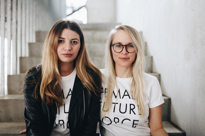 Edition F Gruenderinnen Nora und Susann Hoffmann mit dem Female Future Force Tshirt