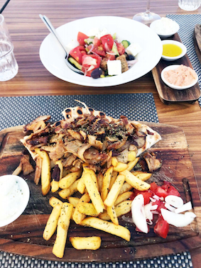 Gyrosteller mit Pommes und griechischem Salat im Miraggio Thermal Spa Resort Chalkidiki