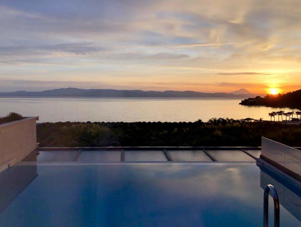 Hotelzimmer mit eigenem Pool mit Blick aufs Meer und den Sonnenuntergang Tipp in Chalkidiki
