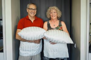Ein Bild von den Senior Nomaden Debbie und Michael, die nur noch in Airbnb Unterkünften schlafen.