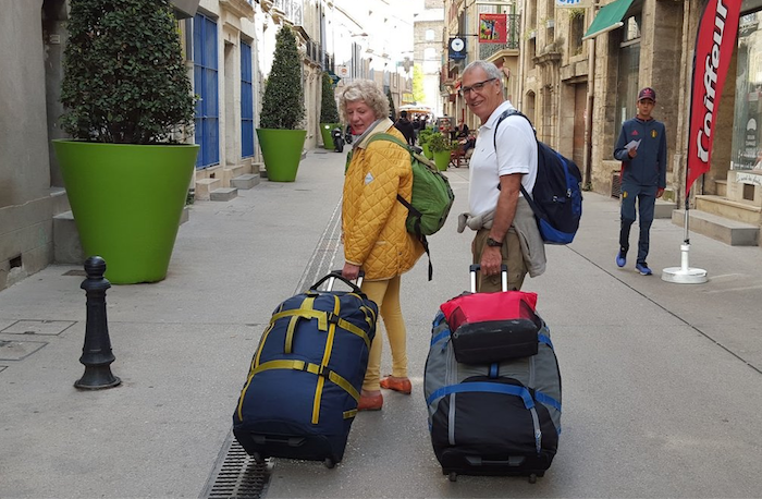 Ein Bild von den Senior Nomaden Debbie und Michael, die nur noch in Airbnb Unterkünften schlafen. Sie haben die besten Reisetipps für Langzeitreisen.
