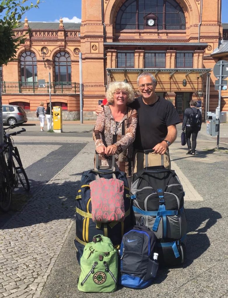 Ein Bild von den Senior Nomaden Debbie und Michael, die nur noch in Airbnb Unterkünften schlafen. Sie haben die besten Reisetipps für Langzeitreisen.