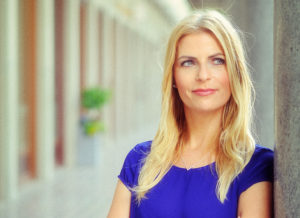 Ein Porträt von Moderatorin Tanja Bülter.