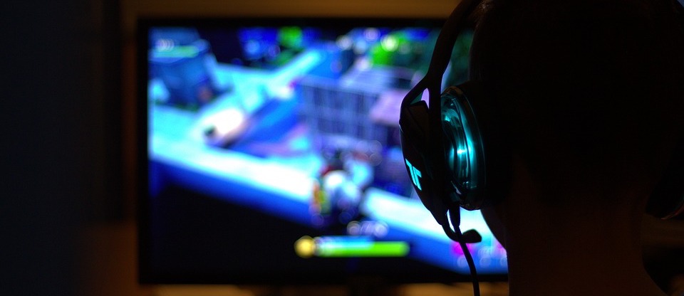 Online Gaming Junge am PC mit Headset-Kopfhörern Gamingsprache