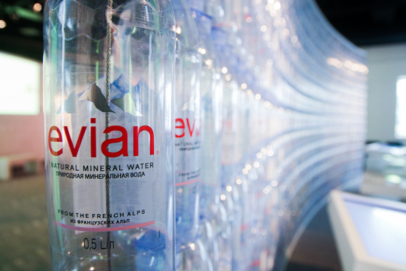 Evian PET-Einwegflaschen als Kunstwerk gespannt.