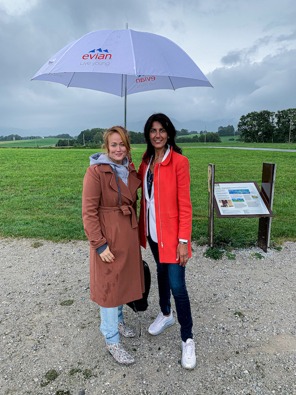 Cathy le Hec und Redakteurin Jen Gontovos im Quelleneinzugsgebiet von evian bei Évian les Bains.