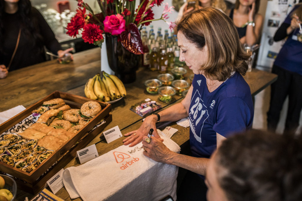 Kathrine Switzer bei Airbnb Entdeckungen Event für Berlin Marathon Autogramm