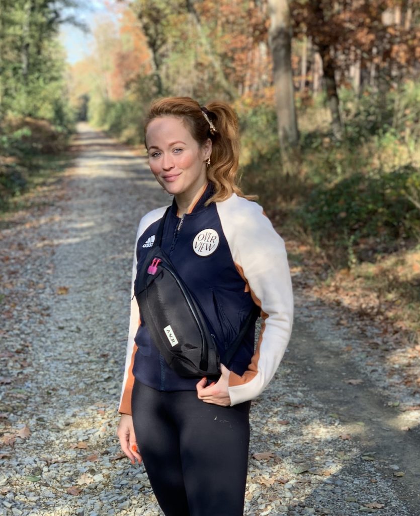 Jen Gontovos beim Pilzesammeln mit der Telekom x Aevor Shoulderbag.