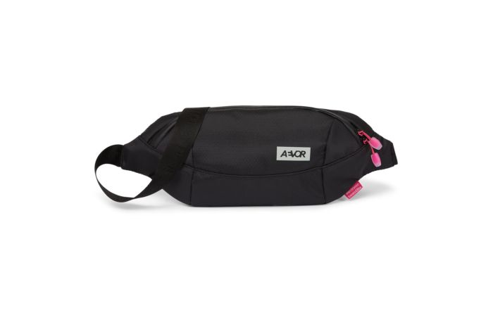 Die Telekom x Aevor Shoulderbag aus recycelten PET-Flaschen.